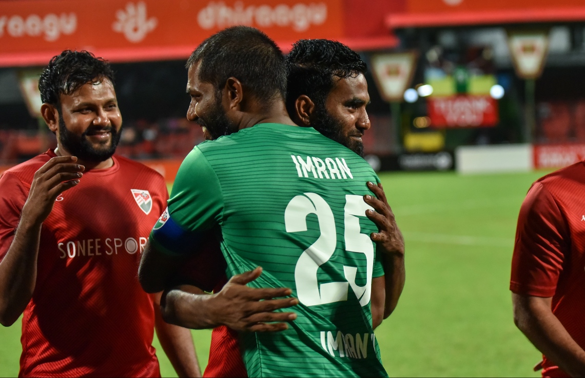 30 ޑިސެމްބަރު 2018: ރާއްޖޭގައި އުފެދުނު އެންމެ މޮޅު ގޯލްކީޕަރު އިމްރާން މުހައްމަދު (އިއްމަ) ގައުމީ ފުޓްބޯޅަ ޓީމަށް ކުޅުން ހުއްޓާލުން ފާހަގަކުރުމުގެ ގޮތުން ކުޅުނު ހާއްސަ ފުޓުބޯޅަ މެޗުގެ ތެރެއިން.---ފޮޓޯ: ހުސައިން ވަހީދު/މިހާރު