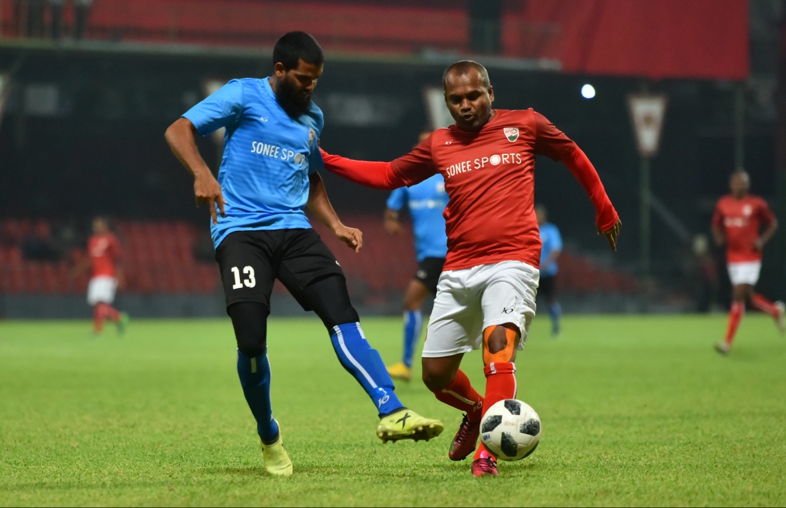 30 ޑިސެމްބަރު 2018: ރާއްޖޭގައި އުފެދުނު އެންމެ މޮޅު ގޯލްކީޕަރު އިމްރާން މުހައްމަދު (އިއްމަ) ގައުމީ ފުޓްބޯޅަ ޓީމަށް ކުޅުން ހުއްޓާލުން ފާހަގަކުރުމުގެ ގޮތުން ކުޅުނު ހާއްސަ ފުޓުބޯޅަ މެޗުގެ ތެރެއިން.---ފޮޓޯ: ހުސައިން ވަހީދު/މިހާރު