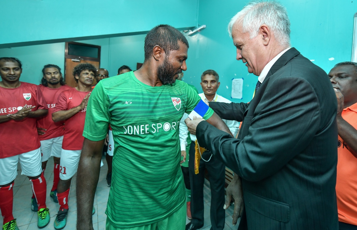 30 ޑިސެމްބަރު 2018: ރާއްޖޭގައި އުފެދުނު އެންމެ މޮޅު ގޯލްކީޕަރު އިމްރާން މުހައްމަދު (އިއްމަ) ގައުމީ ފުޓްބޯޅަ ޓީމަށް ކުޅުން ހުއްޓާލުން ފާހަގަކުރުމުގެ ގޮތުން ކުޅުނު ހާއްސަ ފުޓުބޯޅަ މެޗުގެ ތެރެއިން.---ފޮޓޯ: ނިޝާން އަލީ/މިހާރު