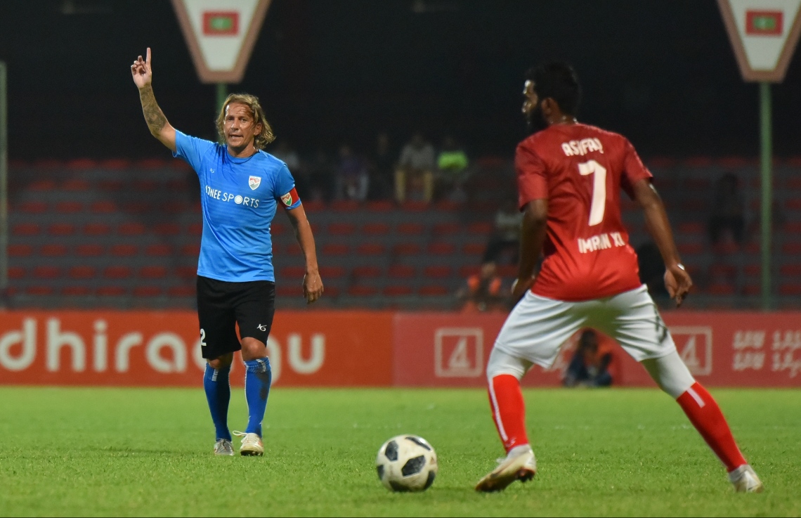 30 ޑިސެމްބަރު 2018: ރާއްޖޭގައި އުފެދުނު އެންމެ މޮޅު ގޯލްކީޕަރު އިމްރާން މުހައްމަދު (އިއްމަ) ގައުމީ ފުޓްބޯޅަ ޓީމަށް ކުޅުން ހުއްޓާލުން ފާހަގަކުރުމުގެ ގޮތުން ކުޅުނު ހާއްސަ ފުޓުބޯޅަ މެޗުގެ ތެރެއިން.---ފޮޓޯ: ހުސައިން ވަހީދު/މިހާރު