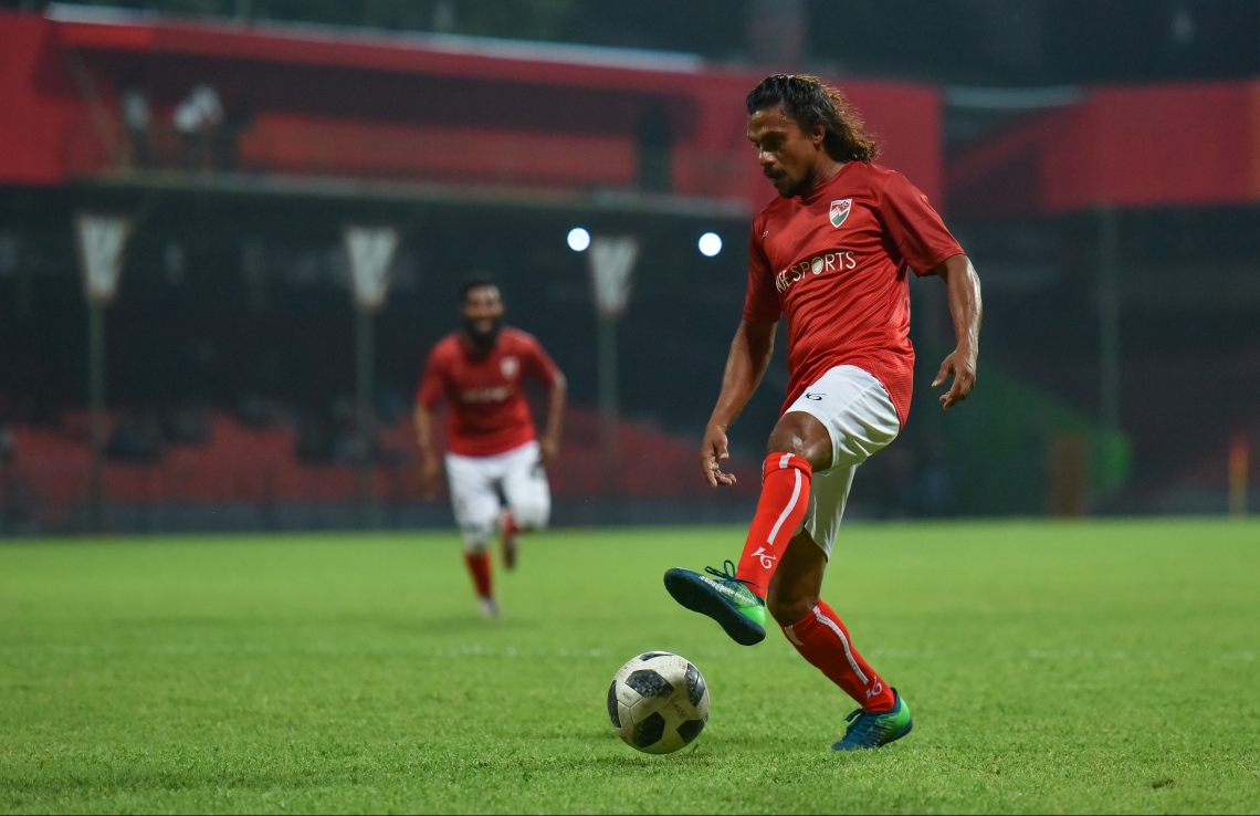 30 ޑިސެމްބަރު 2018: ރާއްޖޭގައި އުފެދުނު އެންމެ މޮޅު ގޯލްކީޕަރު އިމްރާން މުހައްމަދު (އިއްމަ) ގައުމީ ފުޓްބޯޅަ ޓީމަށް ކުޅުން ހުއްޓާލުން ފާހަގަކުރުމުގެ ގޮތުން ކުޅުނު ހާއްސަ ފުޓުބޯޅަ މެޗުގެ ތެރެއިން.---ފޮޓޯ: ހުސައިން ވަޙީދު/މިހާރު