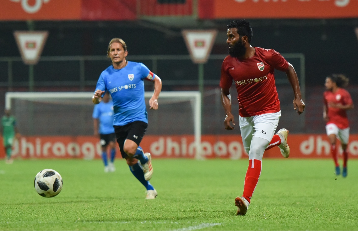 30 ޑިސެމްބަރު 2018: ރާއްޖޭގައި އުފެދުނު އެންމެ މޮޅު ގޯލްކީޕަރު އިމްރާން މުހައްމަދު (އިއްމަ) ގައުމީ ފުޓްބޯޅަ ޓީމަށް ކުޅުން ހުއްޓާލުން ފާހަގަކުރުމުގެ ގޮތުން ކުޅުނު ހާއްސަ ފުޓުބޯޅަ މެޗުގެ ތެރެއިން.---ފޮޓޯ: ހުސައިން ވަހީދު/މިހާރު