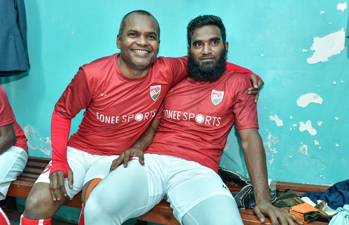 30 ޑިސެމްބަރު 2018: ރާއްޖޭގައި އުފެދުނު އެންމެ މޮޅު ގޯލްކީޕަރު އިމްރާން މުހައްމަދު (އިއްމަ) ގައުމީ ފުޓްބޯޅަ ޓީމަށް ކުޅުން ހުއްޓާލުން ފާހަގަކުރުމުގެ ގޮތުން ކުޅުނު ހާއްސަ ފުޓުބޯޅަ މެޗުގެ ތެރެއިން.---ފޮޓޯ: ނިޝާން އަލީ/މިހާރު