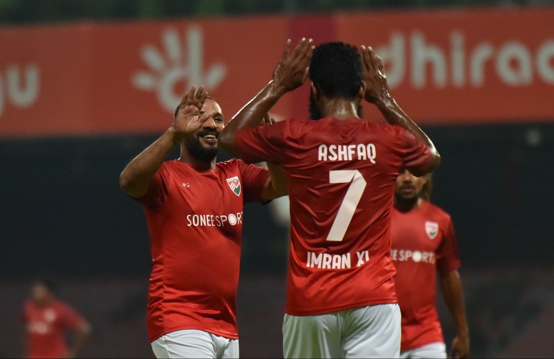 30 ޑިސެމްބަރު 2018: ރާއްޖޭގައި އުފެދުނު އެންމެ މޮޅު ގޯލްކީޕަރު އިމްރާން މުހައްމަދު (އިއްމަ) ގައުމީ ފުޓްބޯޅަ ޓީމަށް ކުޅުން ހުއްޓާލުން ފާހަގަކުރުމުގެ ގޮތުން ކުޅުނު ހާއްސަ ފުޓުބޯޅަ މެޗުގެ ތެރެއިން.---ފޮޓޯ: ހުސައިން ވަހީދު/މިހާރު