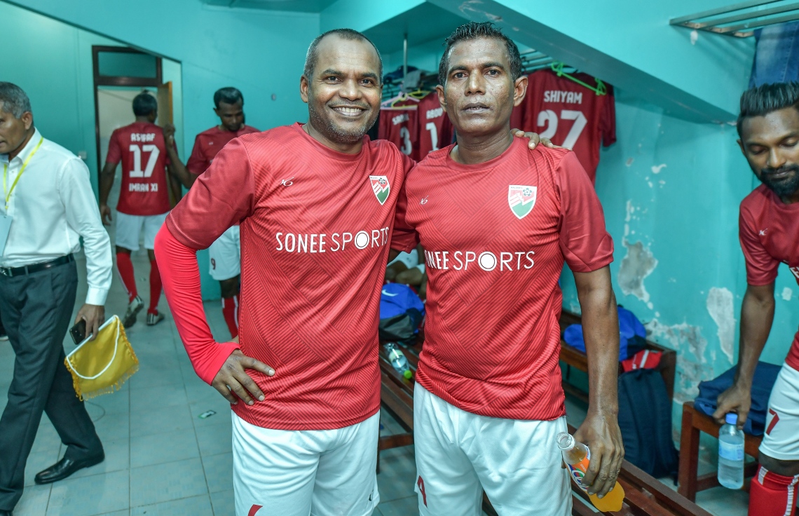 30 ޑިސެމްބަރު 2018: ރާއްޖޭގައި އުފެދުނު އެންމެ މޮޅު ގޯލްކީޕަރު އިމްރާން މުހައްމަދު (އިއްމަ) ގައުމީ ފުޓްބޯޅަ ޓީމަށް ކުޅުން ހުއްޓާލުން ފާހަގަކުރުމުގެ ގޮތުން ކުޅުނު ހާއްސަ ފުޓުބޯޅަ މެޗުގެ ތެރެއިން.---ފޮޓޯ: ނިޝާން އަލީ/މިހާރު