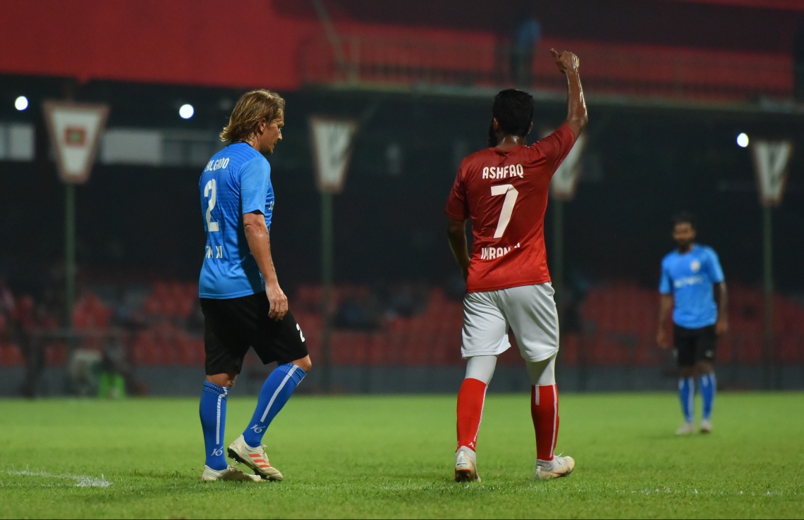 30 ޑިސެމްބަރު 2018: ރާއްޖޭގައި އުފެދުނު އެންމެ މޮޅު ގޯލްކީޕަރު އިމްރާން މުހައްމަދު (އިއްމަ) ގައުމީ ފުޓްބޯޅަ ޓީމަށް ކުޅުން ހުއްޓާލުން ފާހަގަކުރުމުގެ ގޮތުން ކުޅުނު ހާއްސަ ފުޓުބޯޅަ މެޗުގެ ތެރެއިން.---ފޮޓޯ:  ހުސައިން ވަހީދު/މިހާރު