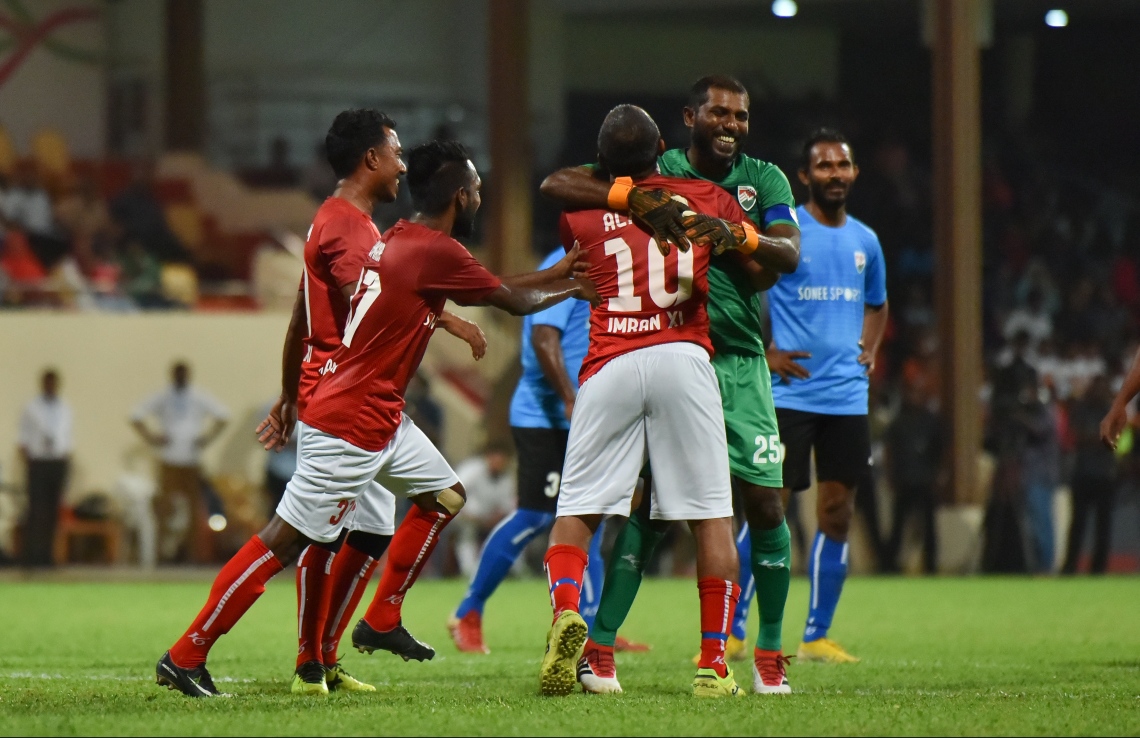 30 ޑިސެމްބަރު 2018: ރާއްޖޭގައި އުފެދުނު އެންމެ މޮޅު ގޯލްކީޕަރު އިމްރާން މުހައްމަދު (އިއްމަ) ގައުމީ ފުޓްބޯޅަ ޓީމަށް ކުޅުން ހުއްޓާލުން ފާހަގަކުރުމުގެ ގޮތުން ކުޅުނު ހާއްސަ ފުޓުބޯޅަ މެޗުގެ ތެރެއިން.---ފޮޓޯ، ހުސައިން ވަހީދު/މިހާރު