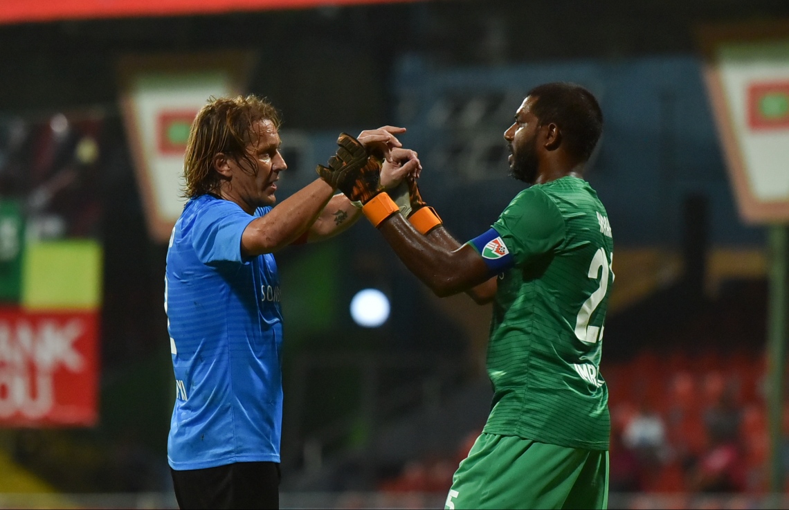 30 ޑިސެމްބަރު 2018: ރާއްޖޭގައި އުފެދުނު އެންމެ މޮޅު ގޯލްކީޕަރު އިމްރާން މުހައްމަދު (އިއްމަ) ގައުމީ ފުޓްބޯޅަ ޓީމަށް ކުޅުން ހުއްޓާލުން ފާހަގަކުރުމުގެ ގޮތުން ކުޅުނު ހާއްސަ ފުޓުބޯޅަ މެޗުގެ ތެރެއިން.---ފޮޓޯ:  ހުސައިން ވަހީދު/މިހާރު