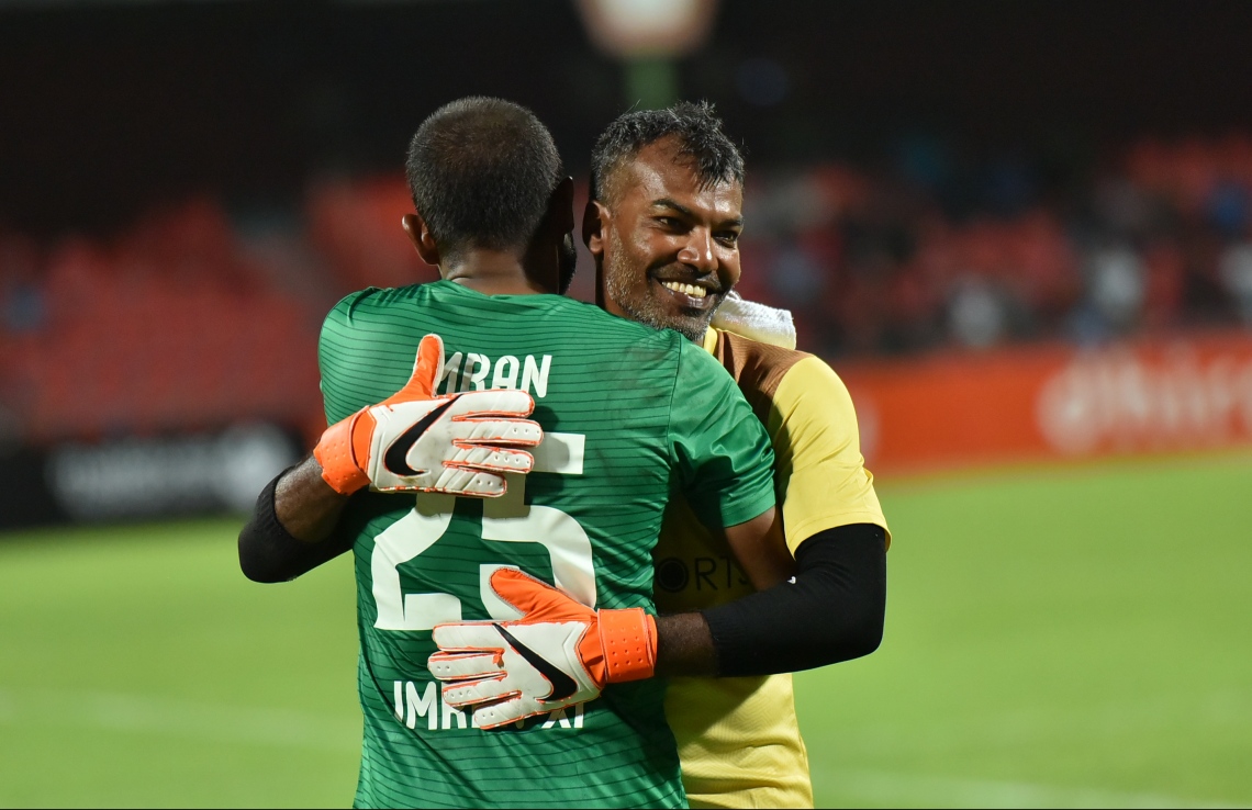 30 ޑިސެމްބަރު 2018: ރާއްޖޭގައި އުފެދުނު އެންމެ މޮޅު ގޯލްކީޕަރު އިމްރާން މުހައްމަދު (އިއްމަ) ގައުމީ ފުޓްބޯޅަ ޓީމަށް ކުޅުން ހުއްޓާލުން ފާހަގަކުރުމުގެ ގޮތުން ކުޅުނު ހާއްސަ ފުޓުބޯޅަ މެޗުގެ ތެރެއިން.---ފޮޓޯ:  ހުސައިން ވަހީދު/މިހާރު