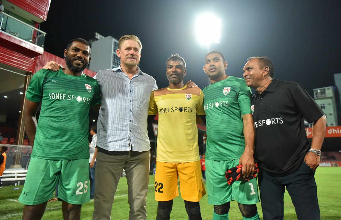 30 ޑިސެމްބަރު 2018: ރާއްޖޭގައި އުފެދުނު އެންމެ މޮޅު ގޯލްކީޕަރު އިމްރާން މުހައްމަދު (އިއްމަ) ގައުމީ ފުޓްބޯޅަ ޓީމަށް ކުޅުން ހުއްޓާލުން ފާހަގަކުރުމުގެ ގޮތުން ކުޅުނު ހާއްސަ ފުޓުބޯޅަ މެޗުގެ ތެރެއިން.---ފޮޓޯ: ހުސައިން ވަހީދު/މިހާރު