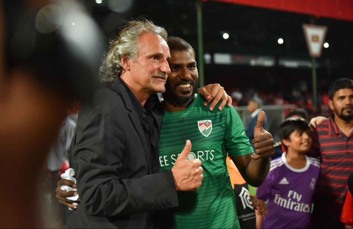 30 ޑިސެމްބަރު 2018: ރާއްޖޭގައި އުފެދުނު އެންމެ މޮޅު ގޯލްކީޕަރު އިމްރާން މުހައްމަދު (އިއްމަ) ގައުމީ ފުޓްބޯޅަ ޓީމަށް ކުޅުން ހުއްޓާލުން ފާހަގަކުރުމުގެ ގޮތުން ކުޅުނު ހާއްސަ ފުޓުބޯޅަ މެޗުގެ ތެރެއިން.---ފޮޓޯ:  ހުސައިން ވަހީދު/މިހާރު