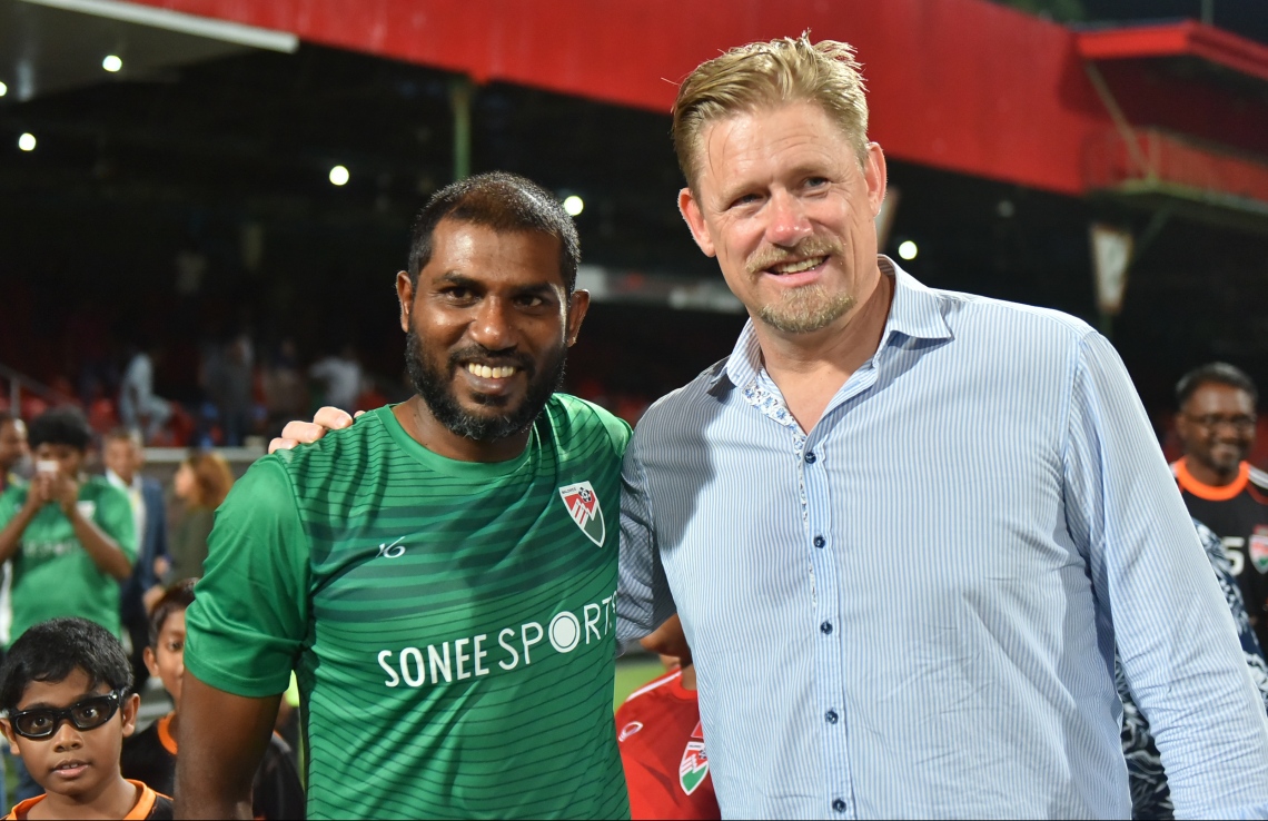 30 ޑިސެމްބަރު 2018: ރާއްޖޭގައި އުފެދުނު އެންމެ މޮޅު ގޯލްކީޕަރު އިމްރާން މުހައްމަދު (އިއްމަ) ގައުމީ ފުޓްބޯޅަ ޓީމަށް ކުޅުން ހުއްޓާލުން ފާހަގަކުރުމުގެ ގޮތުން ކުޅުނު ހާއްސަ ފުޓުބޯޅަ މެޗުގެ ތެރެއިން.---ފޮޓޯ: ހުސައިން ވަހީދު/މިހާރު