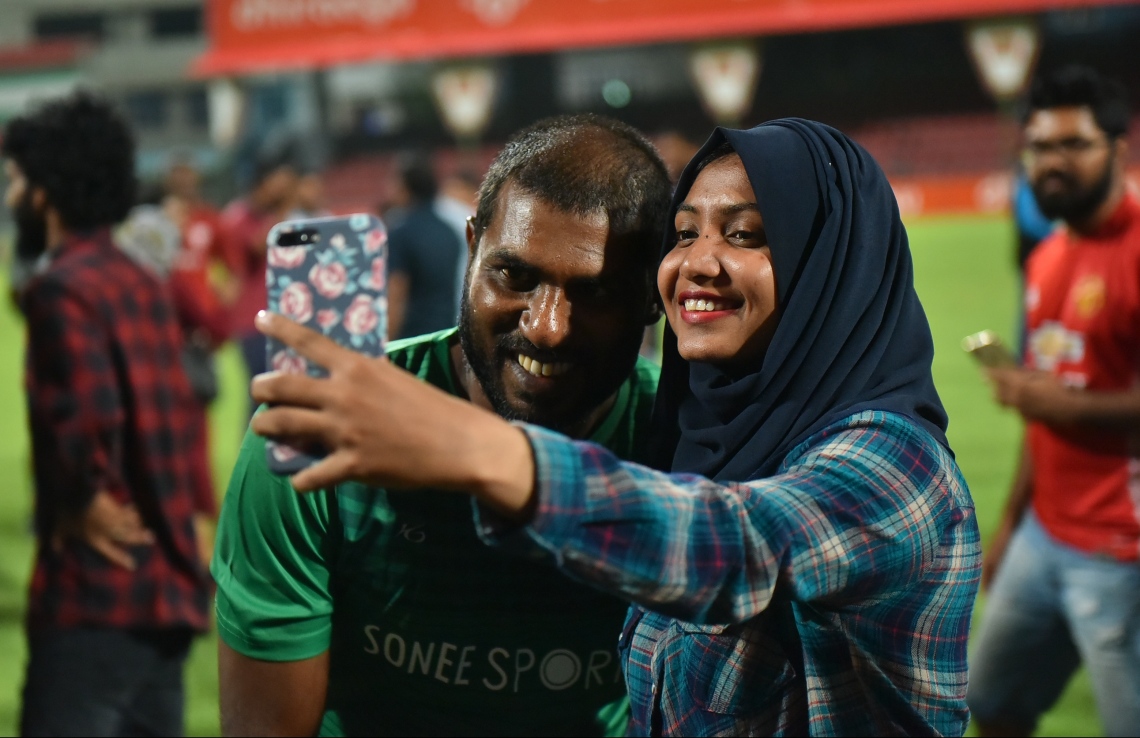 30 ޑިސެމްބަރު 2018: ރާއްޖޭގައި އުފެދުނު އެންމެ މޮޅު ގޯލްކީޕަރު އިމްރާން މުހައްމަދު (އިއްމަ) ގައުމީ ފުޓްބޯޅަ ޓީމަށް ކުޅުން ހުއްޓާލުން ފާހަގަކުރުމުގެ ގޮތުން ކުޅުނު ހާއްސަ ފުޓުބޯޅަ މެޗުގެ ތެރެއިން.---ފޮޓޯ:ހުސައިން ވަހީދު/މިހާރު