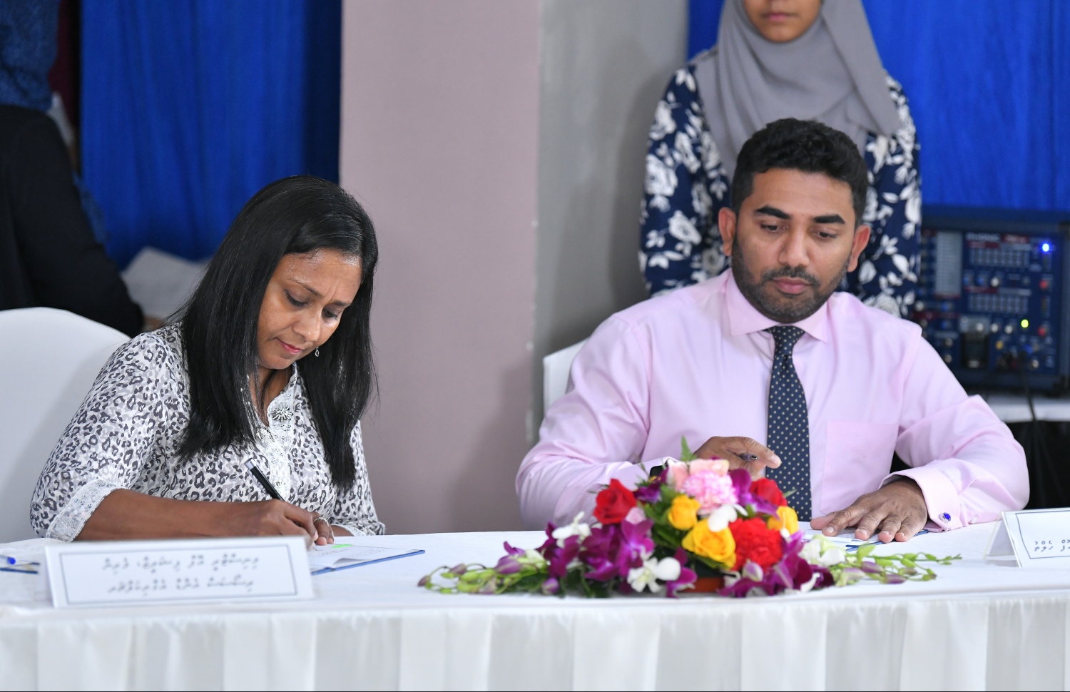 ރާއްޖޭގައި ބަލި ފަތުރާ ޖަނަވާރާއި މަދިރި މަދުކުރުމުގެ ޕްރޮގްރާމްގައި ހެލްތު މިނިސްޓަރު އަބްދުﷲ އަމީން (ކ) އާއި ފިޝަރީޒް، އެގްރިކަލްޗަރު މިނިސްޓަރު ޒަހާ ވަހީދު ސޮއިކުރައްވަނީ: އާންމުންގެ މަސައްކަތް ވެސް މުހިންމު ---ފޮޓޯ: ހުސައިން ވަހީދު/މިހާރު