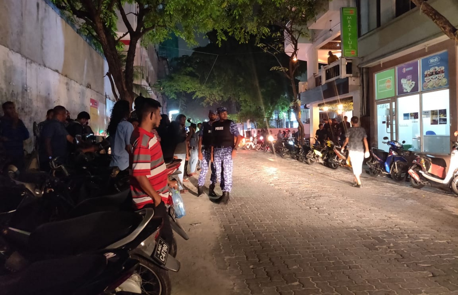 އަދީބު ގޭބަންދުގައި ހުންނެވި ގޭ ކައިރީގައި ފުލުހުން: އޭނާ އަނބުރާ ގެންދަނީ ޑޮކްޓަރުން ދިން މުއްދަތު ހަމަވުމުން ކަމަށް ވޭ --މިހާރު ފޮޓޯ/އާސިމާ ނިޒާރު