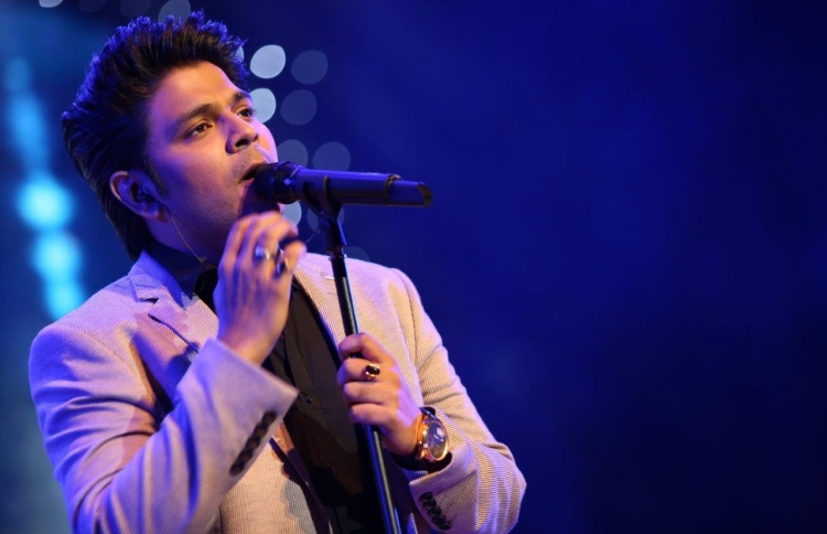 އަންކިތު ޝޯއެއްގައި ލަވަ ކިޔަނީ.