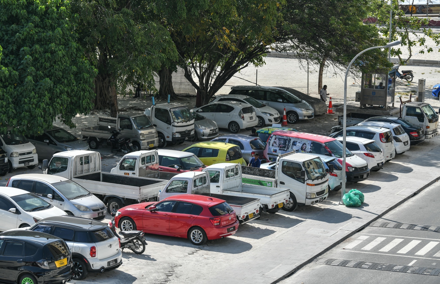 އާޓިފިޝަލް ބީޗް ސަރަހައްދުގައި ގިނަ އަދަދެއްގެ ވެހިކަލް ޕާކްކޮށްފައި. އެތަނުގެ ހިތްފަސޭހަކަން ވަނީ ގެއްލިފައި: ފޮޓޯ: ނިޝާން އަލީ/މިހާރު