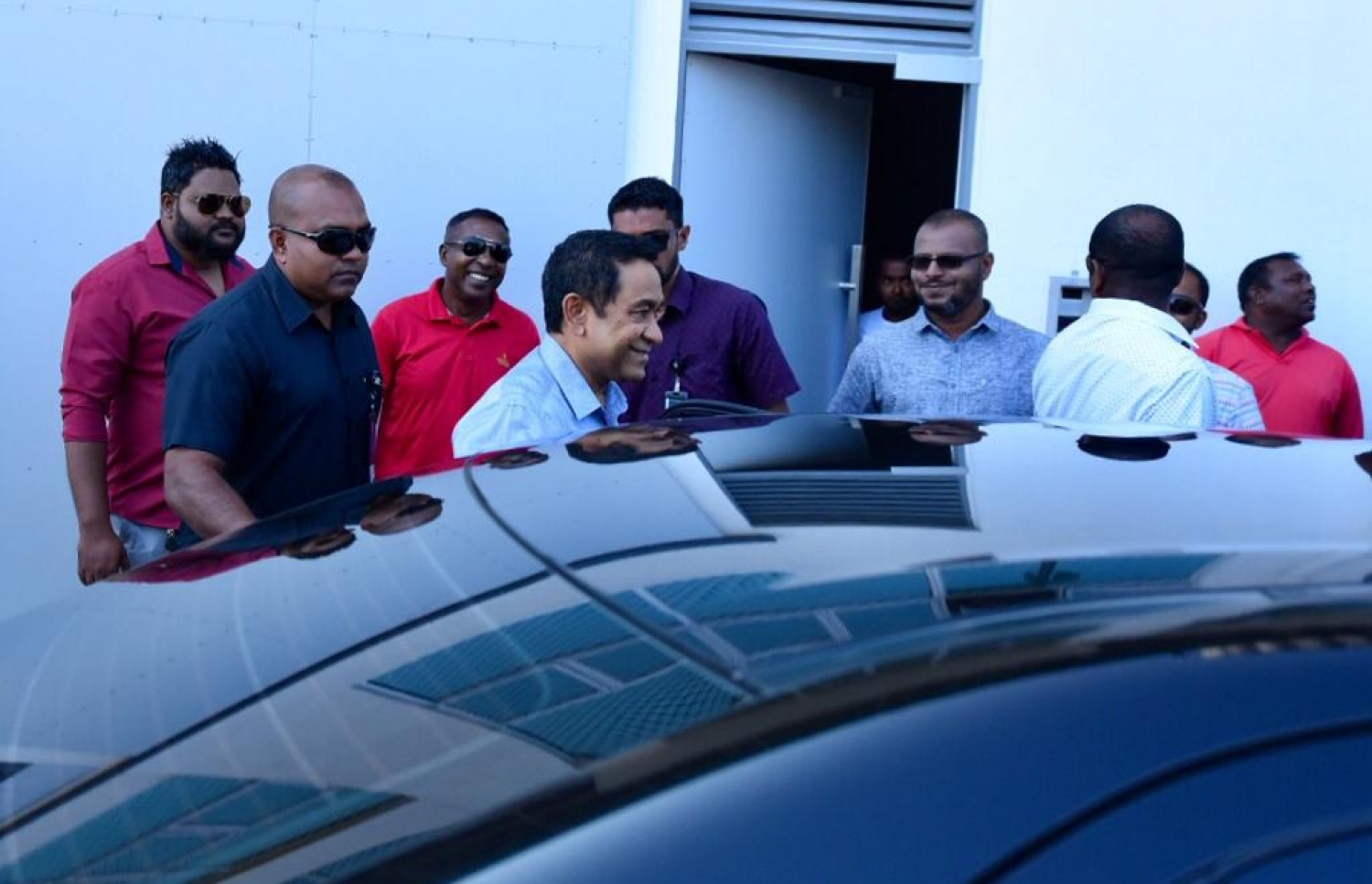 ފުލުހުންގެ އިދާރާ އަށް ވަޑައިގަތުމަށް ކުރީގެ ރައީސް ޔާމީން ކާރަށް އަރާވަޑައިގަންނަވަނީ. --މިހާރު ފޮޓޯ:ނިޝާތު