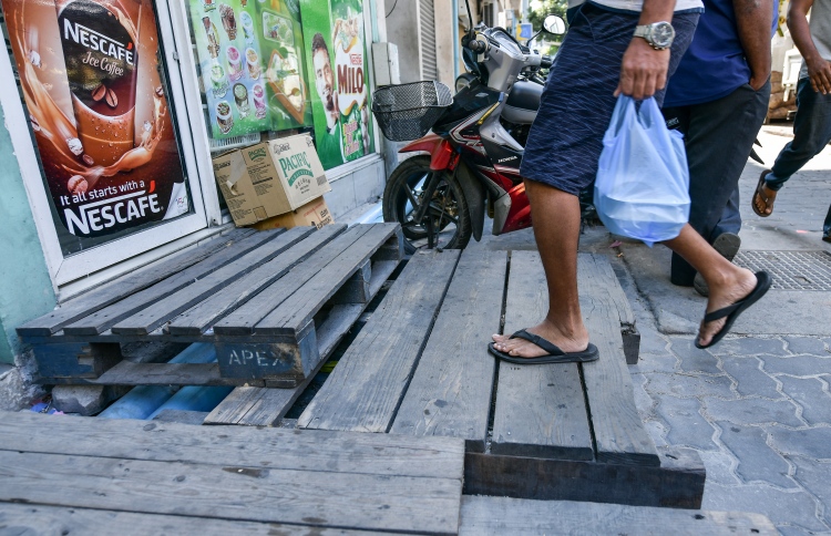 ޕެލެޓެއްގައި ތާށިވެ އަންހެނެއްގެ ފައި ބިނދިއްޖެ