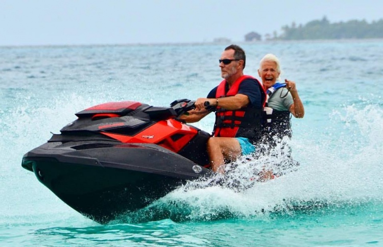 ލައިފްޖެކެޓް މަޖުބޫރުވާ ގަވައިދު ގެޒެޓުކުރަން ފޮނުވައިފި