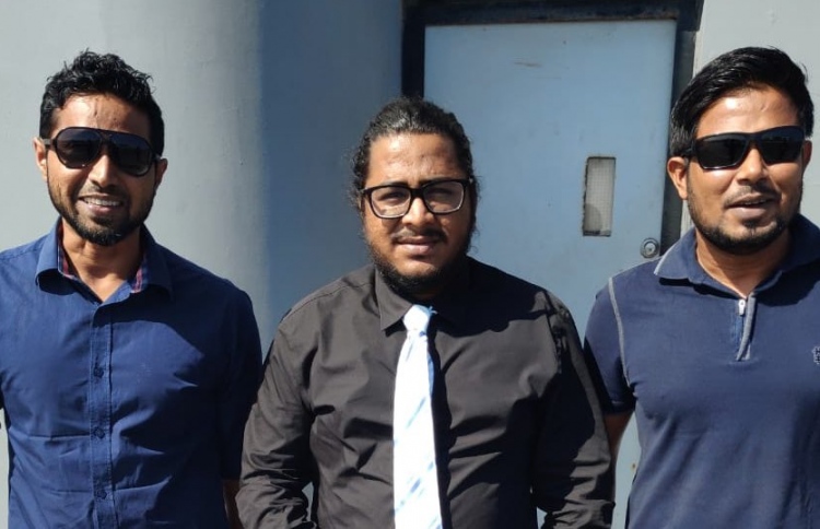 އަދީބުގެ ކުރީގެ ދެ ބޮޑީގާޑުން ގޭ ބަންދަށް ބަދަލުކޮށްފި