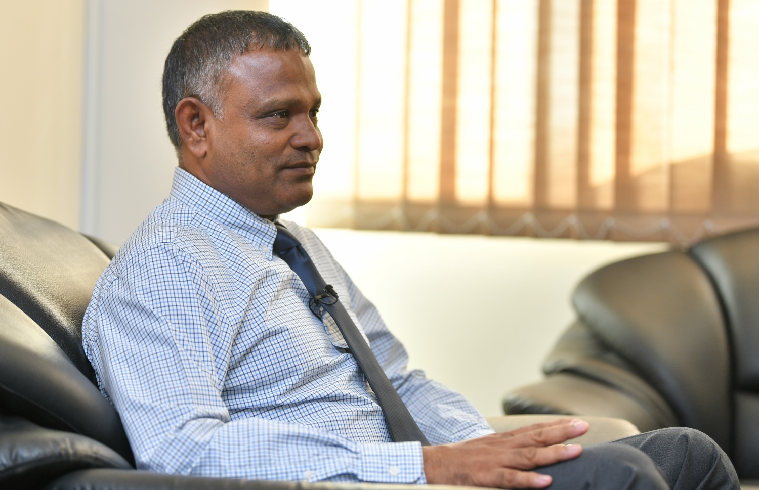 ހަޔަ އެޑިއުކޭޝަން މިނިސްޓަރު ޑރ. އިބްރާހިމް ހަސަން "މިހާރު" އަށް އިންޓަވިއުދެއްވަނީ.-- ފޮޓޯ: އަހުމަދު ނިޝާތު/ މިހާރު