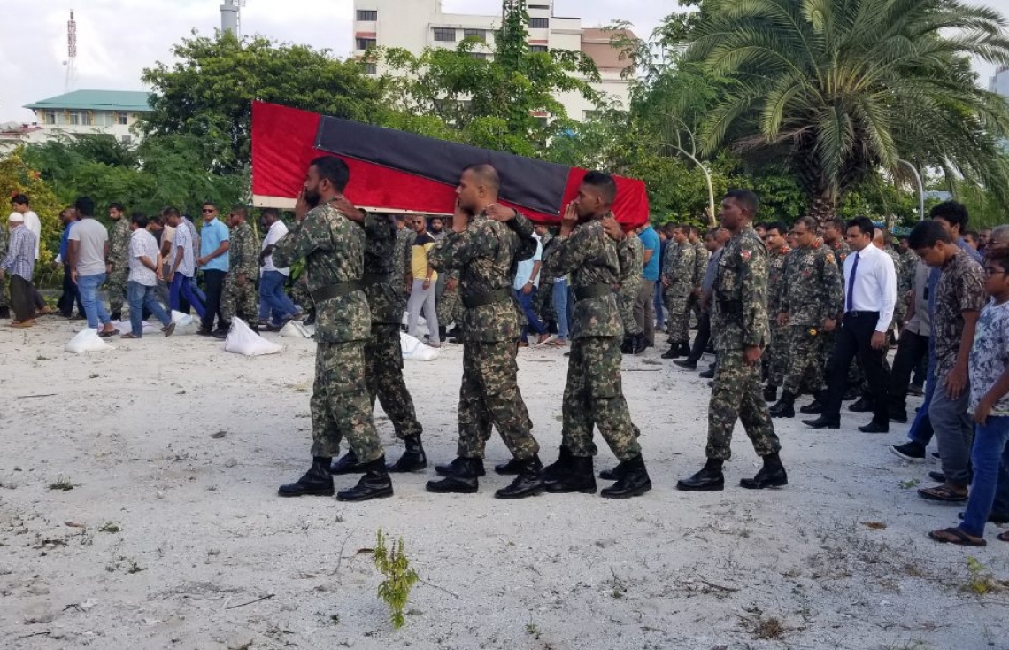 ރާމިޒުގެ ޖަނާޒާގައި ނައިބް ރައީސް އާއި ސިފައިންގެ ވެރިން ބައިވެރިވެ ވަޑައިގެންނެވި-- އެމްއެންޑީއެފް