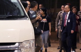 Eighteen-year-old Saudi woman Rahaf Mohammed al-Qanun (C) is escorted to a vehicle by a Thai immigration officer and United Nations High Commissioner for Refugees (UNHCR) officials at Suvarnabhumi international airport in Bangkok on January 7, 2019. - Rahaf Mohammed al-Qunun, seeking asylum has left Bangkok airport "under the care" of the UN refugee agency, a Thai official said on January 7, following her desperate plea against deportation. (Photo by STR / AFP)