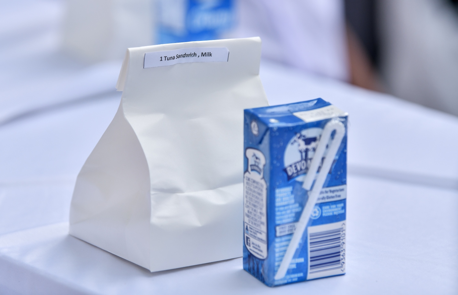 އަމީނިއްޔާ ސްކޫލުގެ ދަރިވަރުންގެ ނާސްތާއަށް ބުރުޒުން ތައްޔާރުކޮށްފައިވާ ޕެކް -- ފޮޓޯ؛ ނިޝާން އަލީ/ މިހާރު