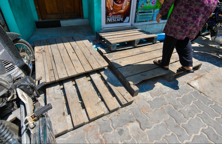 ކޮންމެ ދުވާރެއް ކައިރީގައި ރޭމްޕެއް ހަދަނީ