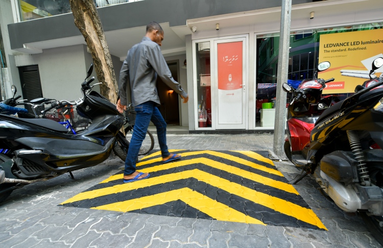 އަޖުމަބަލަން ހެދި ރޭމްޕް މަތީގައި ވެސް ޕާކްކުރަނީ!