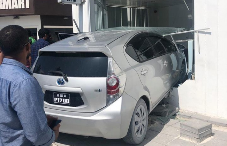 ކާރެއް ކޮންޓްރޯލް ނުވެ އެސްބީއައި ބްރާންޗު ތެރެއަށް!