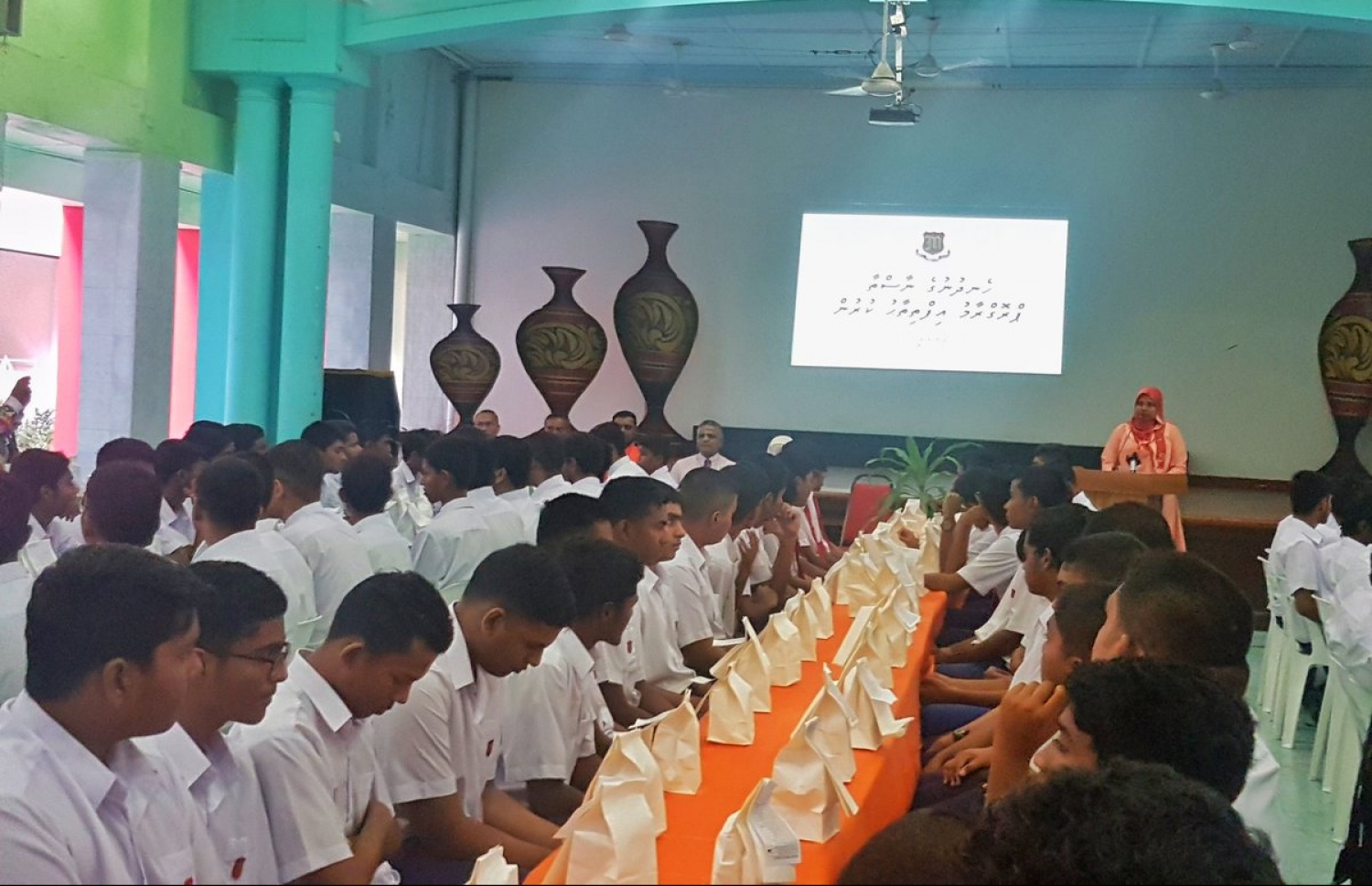 މަޖީދިއްޔާ ސްކޫލުގައި ނާސްތާ ދިނުމުގެ ޕްރޮގްރާމް ފަށަން މިދިޔަ އާދިއްތަ ދުވަހު ބޭއްވި ރަސްމިއްޔާތުގައި ބައިވެރިވި ބައެއް ދަރިވަރުން.-- ފޮޓޯ: މަޖީދިއްޔާ ސްކޫލު