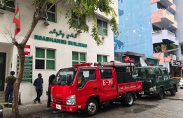 Fire and rescue workers operating near Roashanee Building. PHOTO: HUSSAIN WAHEED/ MIHAARU