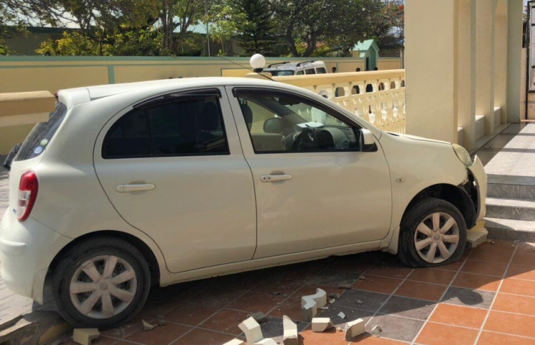 ކާރެއް ކޮންޓްރޯލް ނުވެ ގޮސް މިސްކިތެއްގެ ތެރެއަށް