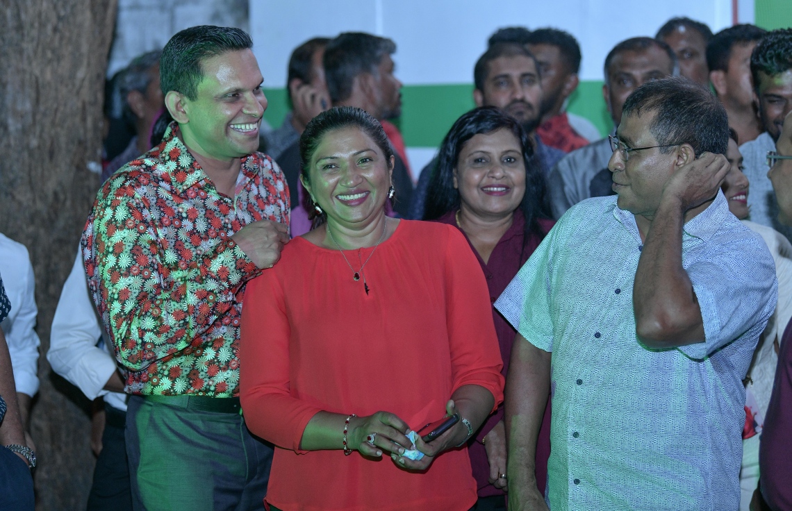 މާލެ: ޖެނުއަރީ 17 2019- އަންނަ އޭޕްރީލް މަހު ބާއްވާ ރައްޔިތުންގެ މަޖިލިހުގެ އިންތިޚާބުގައި ޖުމްހޫރީ ޕާޓީގެ ޓިކެޓްގައި ދަނގެތި ދާއިރާ އަށް ވާދަކުރައްވާ ކުރީގެ ޑިފެންސް މިނިސްޓަރު މުހައްމަދު ނާޒިމްގެ ކެމްޕެއިން އިފުތިތާހު ކުރުމަށް މިރޭ ބޭއްވި ހަފުލާގައި، ނާޒިމްގެ ދެކަނބަލުން އަދި ޕާޓީގެ ނައިބު ރައީސް ޑރ. އަބްދުﷲ މައުސޫމް.---ފޮޓޯ: ނިޝާން އަލީ/މިހާރު