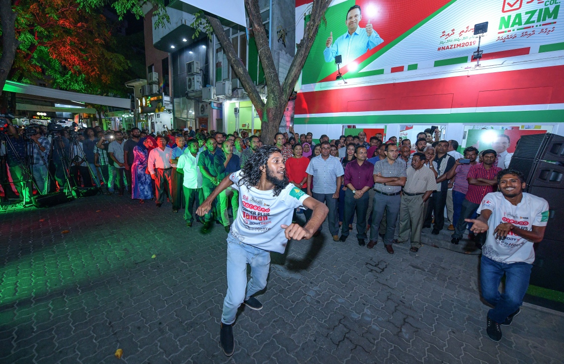 މާލެ: ޖެނުއަރީ 17 2019- އަންނަ އޭޕްރީލް މަހު ބާއްވާ ރައްޔިތުންގެ މަޖިލިހުގެ އިންތިޚާބުގައި ޖުމްހޫރީ ޕާޓީގެ ޓިކެޓްގައި ދަނގެތި ދާއިރާ އަށް ވާދަކުރައްވާ ކުރީގެ ޑިފެންސް މިނިސްޓަރު މުހައްމަދު ނާޒިމްގެ ކެމްޕެއިން އިފުތިތާހު ކުރުމަށް މިރޭ ބޭއްވި ހަފުލާގައި މުނިފޫހިފިލުވުމުގެ ހަރަކާތެއް ހުށަހަޅައި ދެނީ.---ފޮޓޯ: ނިޝާން އަލީ/މިހާރު