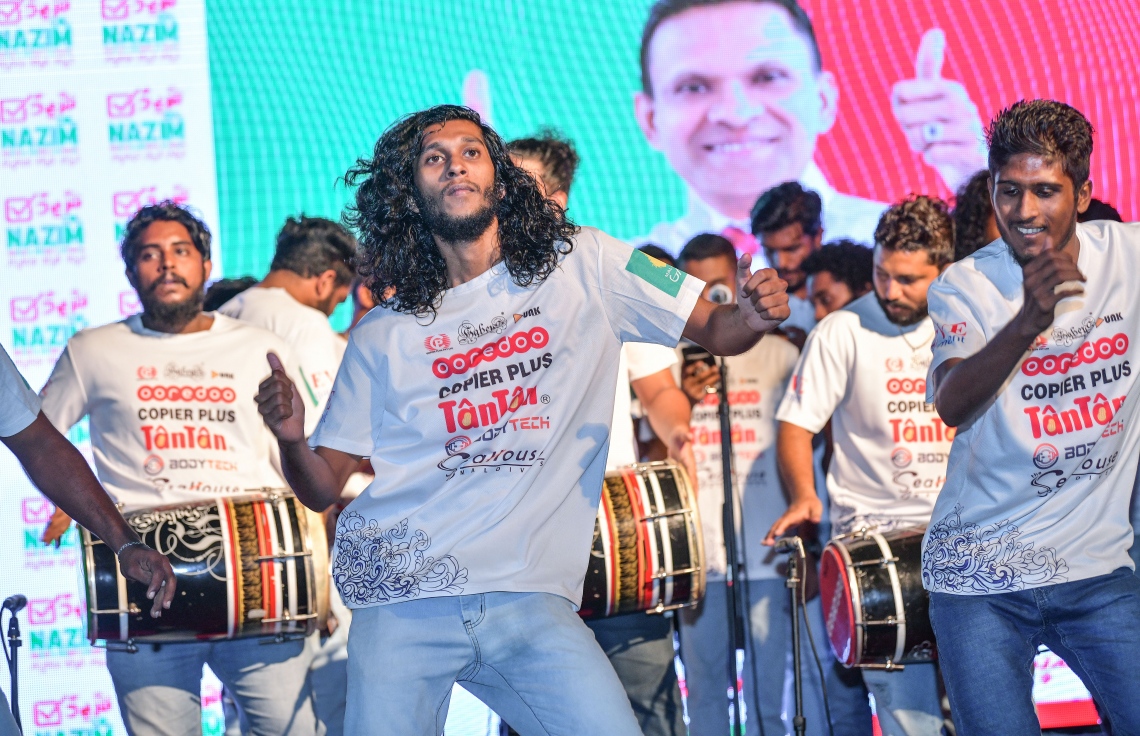 މާލެ: ޖެނުއަރީ 17 2019- އަންނަ އޭޕްރީލް މަހު ބާއްވާ ރައްޔިތުންގެ މަޖިލިހުގެ އިންތިޚާބުގައި ޖުމްހޫރީ ޕާޓީގެ ޓިކެޓްގައި ދަނގެތި ދާއިރާ އަށް ވާދަކުރައްވާ ކުރީގެ ޑިފެންސް މިނިސްޓަރު މުހައްމަދު ނާޒިމްގެ ކެމްޕެއިން އިފުތިތާހު ކުރުމަށް މިރޭ ބޭއްވި ހަފުލާގައި މުނިފޫހިފިލުވުމުގެ ހަރަކާތެއް ހުށަހަޅައި ދެނީ.---ފޮޓޯ: ނިޝާން އަލީ/މިހާރު