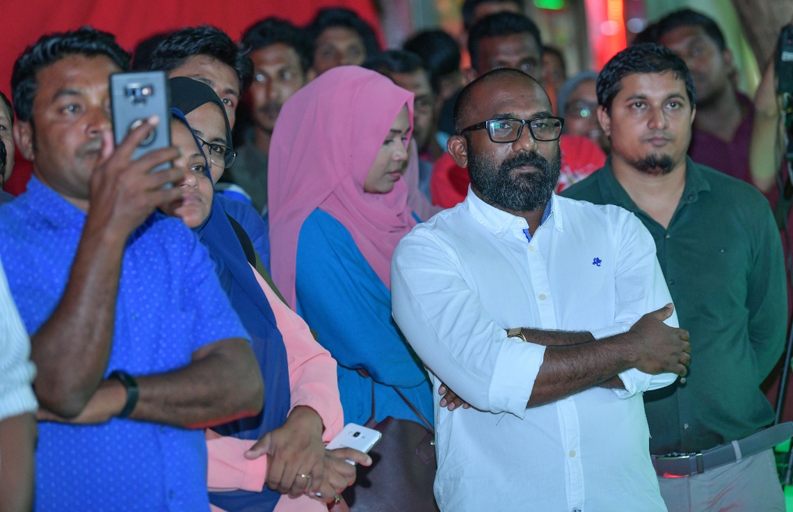 މާލެ: ޖެނުއަރީ 17 2019- އަންނަ އޭޕްރީލް މަހު ބާއްވާ ރައްޔިތުންގެ މަޖިލިހުގެ އިންތިޚާބުގައި ޖުމްހޫރީ ޕާޓީގެ ޓިކެޓްގައި ދަނގެތި ދާއިރާ އަށް ވާދަކުރައްވާ ކުރީގެ ޑިފެންސް މިނިސްޓަރު މުހައްމަދު ނާޒިމްގެ ކެމްޕެއިން އިފުތިތާހު ކުރުމަށް މިރޭ ބޭއްވި ހަފުލާގައި ބައިވެރިވި ބައެއް މީހުން.---ފޮޓޯ: ނިޝާން އަލީ/މިހާރު