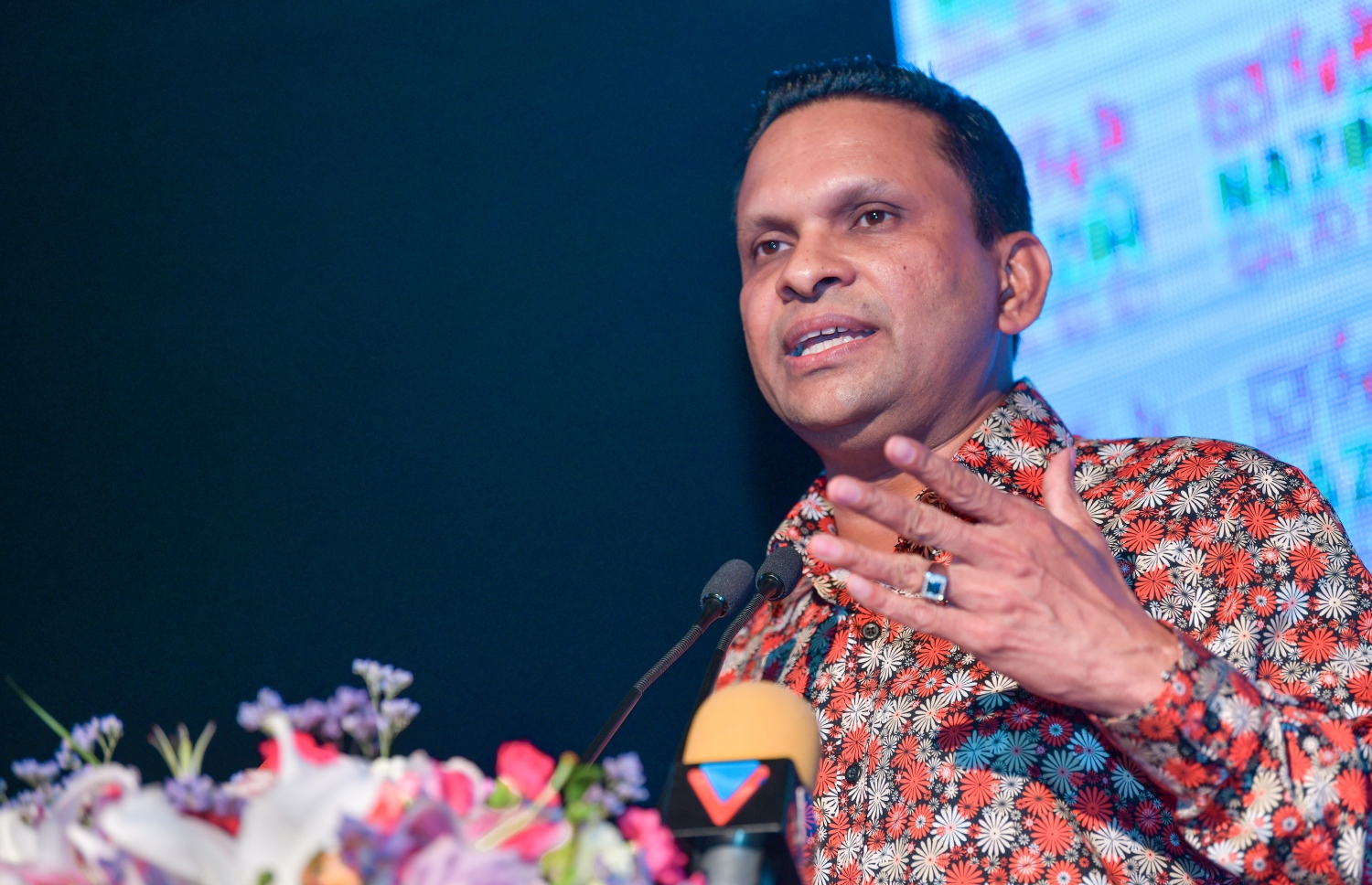 ރޭގެ ރަސްމިއްޔާތުގައި ކާނަލް ނާޒިމް ވާހަކަ ދައްކަވަނީ. --- ފޮޓޯ: ނިޝާން އަލީ/ މިހާރު