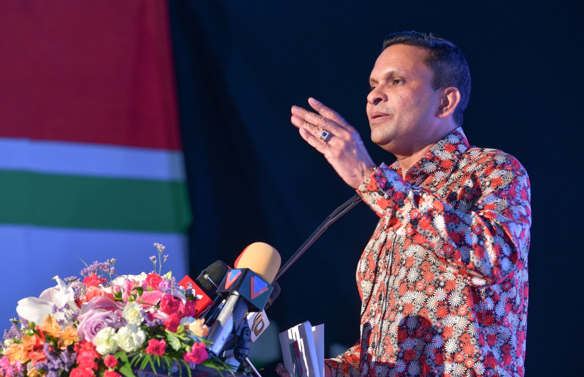 މާލެ: ޖެނުއަރީ 17 2019- އަންނަ އޭޕްރީލް މަހު ބާއްވާ ރައްޔިތުންގެ މަޖިލިހުގެ އިންތިޚާބުގައި ޖުމްހޫރީ ޕާޓީގެ ޓިކެޓްގައި ދަނގެތި ދާއިރާ އަށް ވާދަކުރައްވާ ކުރީގެ ޑިފެންސް މިނިސްޓަރު މުހައްމަދު ނާޒިމްގެ ކެމްޕެއިން އިފުތިތާހު ކުރުމަށް މިރޭ ބޭއްވި ހަފުލާގައި އޭނާ ވާހަކަ ދައްކަވަނީ.---ފޮޓޯ: ނިޝާން އަލީ/މިހާރު