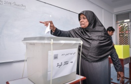 An elderly lady votes for the Thulhadhoo constituency during the Maldivian Democratic Party parliamentary primaries. PHOTO: NISHAN ALI/MIHAARU