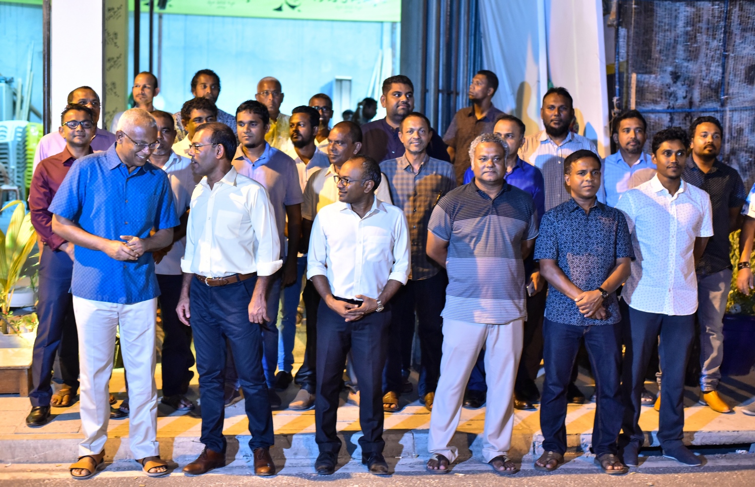 ކުރިއަށް އޮތް ރައްޔިތުންގެ މަޖިލިހުގެ އިންތިޚާބަށް އެމްޑީޕީގެ ޓިކެޓު ކަށަވަރު ކުރެއްވި ބައެއް ކެންޑިޑޭޓުންނާ އެކު، ރައީސް އިބްރާހިމް މުހައްމަދު ސޯލިހާއި އެ ޕާޓީގެ ރައީސް ނަޝީދު އެމްޑީޕީގެ ހަރުގެ ކައިރީގައި މިރޭ މަޑުކޮށްލައްވައިގެން.---ފޮޓޯ: އަހުމަދު ނިޝާތު/މިހާރު