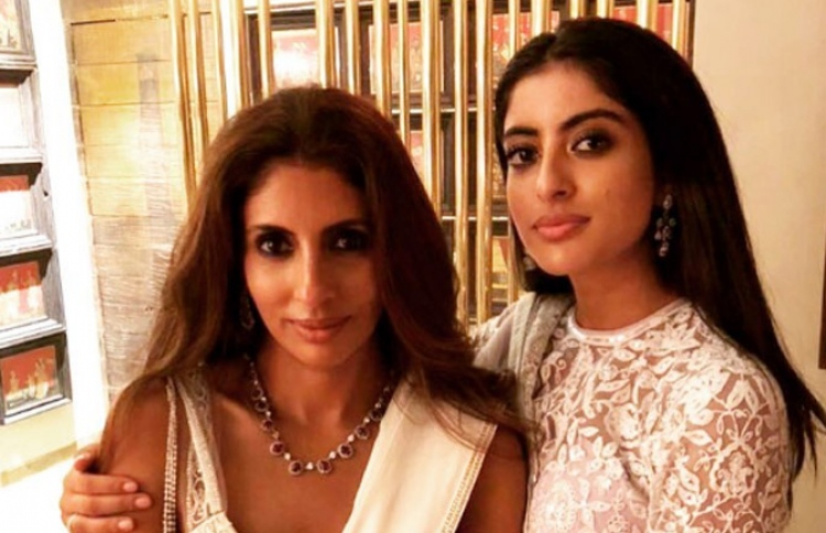 ނަވިއާ މަންމަ ޝްވޭތާއާ އެކު.