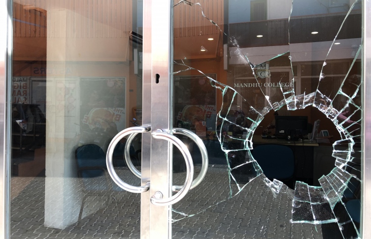 މަންދު ކޮލެޖްގެ ބިއްލޫރިގަނޑެއް ތަޅާލައިފި