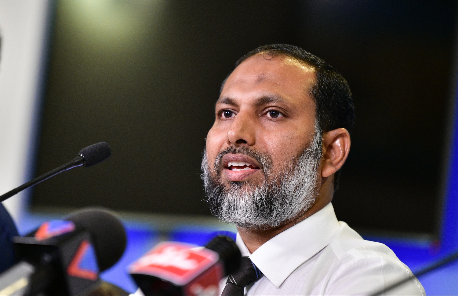 ރައީސް އޮފީހުގައި ބޭއްވި ނިއުސް ބްރީފިން އެއްގައި ހޯމް މިނިސްޓަރު އިމްރާން ވާހަކަ ދައްކަވަނީ.--ފައިލް ފޮޓޯ: މިހާރު