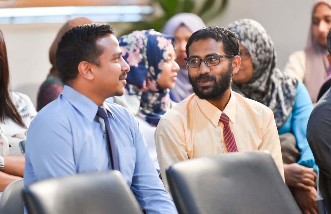 މާލެ: ޖެނުއަރީ 22، 2019- ސަރުކާރުގެ ސިއްހީ ޚިދުމަތް ދޭ ހުރިހާ ތަނެއް އެއް ވިއުގާ އަކުން ގުޅުވައިލުމަށްޓަކައި ހެލްތު މިނިސްޓްރީ އާއި ސައިންސް އެންޑް ޓެކްނޮލޮޖީ މިނިސްޓްރީގެ ފަރާތުން އެއްބަސްވުމެއްގައި ސޮއިކުރުމަށް މިއަދު ބޭއްވި ރަސްމިއްޔާތުގެ ތެރެއިން.---ފޮޓޯ: އަހުމަދު ނިޝާތު/މިހާރު
