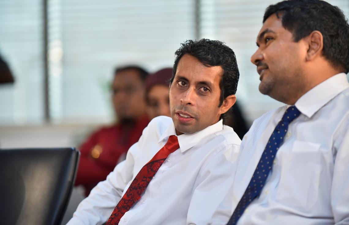 މާލެ: ޖެނުއަރީ 22، 2019- ސަރުކާރުގެ ސިއްހީ ޚިދުމަތް ދޭ ހުރިހާ ތަނެއް އެއް ވިއުގާ އަކުން ގުޅުވައިލުމަށްޓަކައި ހެލްތު މިނިސްޓްރީ އާއި ސައިންސް އެންޑް ޓެކްނޮލޮޖީ މިނިސްޓްރީގެ ފަރާތުން އެއްބަސްވުމެއްގައި ސޮއިކުރުމަށް މިއަދު ބޭއްވި ރަސްމިއްޔާތުގައި، ސައިންސް އެންޑް ޓެކްނޮލޮޖީ މިނިސްޓްރީގެ ސްޓޭޓް މިނިސްޓަރުން ކަމަށްވާ މުހައްމަދު ޝާފިއީ (ކ) އަދި އަލީ ސޯލިހް.---ފޮޓޯތައް: އަހުމަދު ނިޝާތު/މިހާރު