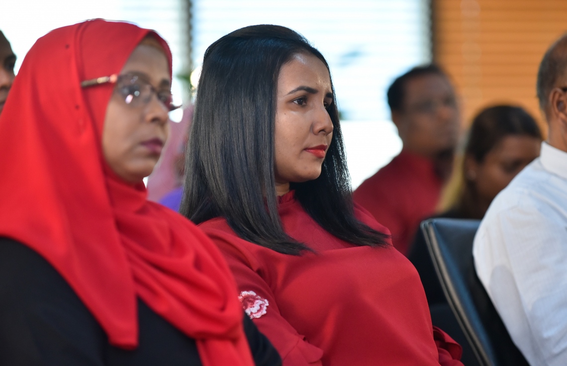 މާލެ: ޖެނުއަރީ 22، 2019- ސަރުކާރުގެ ސިއްހީ ޚިދުމަތް ދޭ ހުރިހާ ތަނެއް އެއް ވިއުގާ އަކުން ގުޅުވައިލުމަށްޓަކައި ހެލްތު މިނިސްޓްރީ އާއި ސައިންސް އެންޑް ޓެކްނޮލޮޖީ މިނިސްޓްރީގެ ފަރާތުން އެއްބަސްވުމެއްގައި ސޮއިކުރުމަށް މިއަދު ބޭއްވި ރަސްމިއްޔާތުގައި ހެލްތު މިނިސްޓްރީގެ ދެ ޑެޕިއުޓީ މިނިސްޓަރުން ކަމަށްވާ ނިޝާމާ މުހައްމަދު (ކ) އަދި ޝިޔާމާ މުހައްމަދު.---ފޮޓޯ: އަހުމަދު ނިޝާތު/މިހާރު