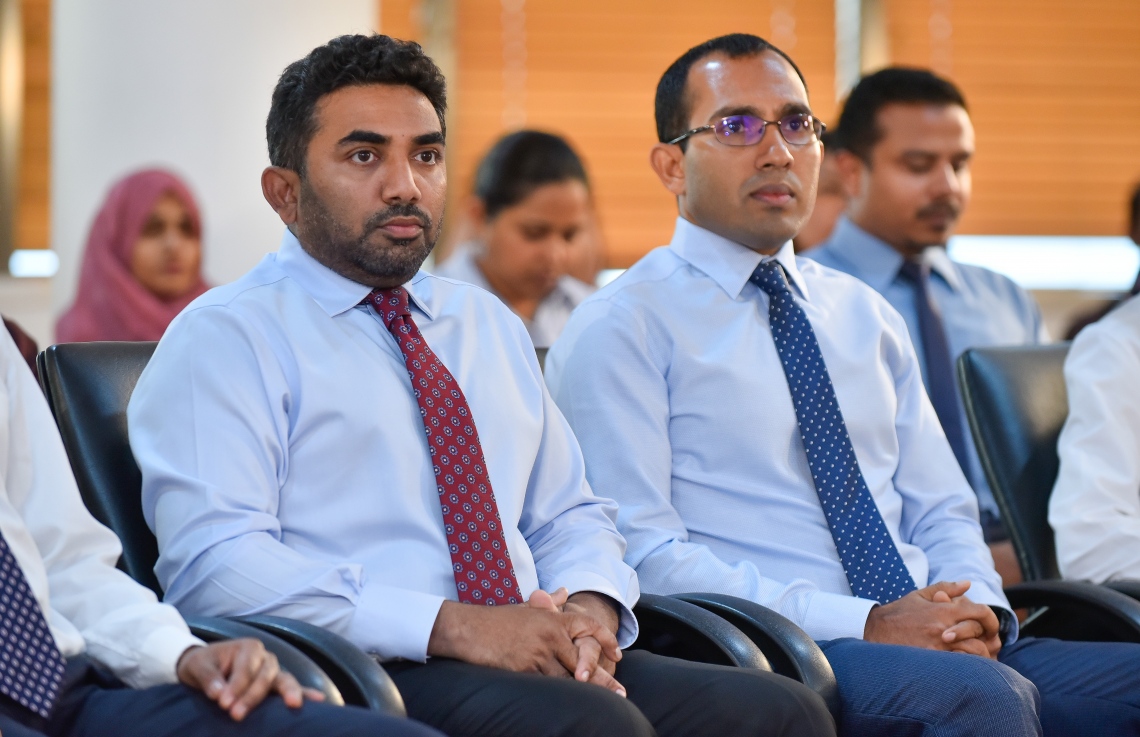 މާލެ: ޖެނުއަރީ 22، 2019- ސަރުކާރުގެ ސިއްހީ ޚިދުމަތް ދޭ ހުރިހާ ތަނެއް އެއް ވިއުގާ އަކުން ގުޅުވައިލުމަށްޓަކައި ހެލްތު މިނިސްޓްރީ އާއި ސައިންސް އެންޑް ޓެކްނޮލޮޖީ މިނިސްޓްރީގެ ފަރާތުން އެއްބަސްވުމެއްގައި ސޮއިކުރުމަށް މިއަދު ބޭއްވި އެ ދެ މިނިސްޓްރީގެ މިނިސްޓަރުން ބައިވެރިވެވަޑައިގަންނަވަނީ.---ފޮޓޯ: އަހުމަދު ނިޝާތު/މިހާރު